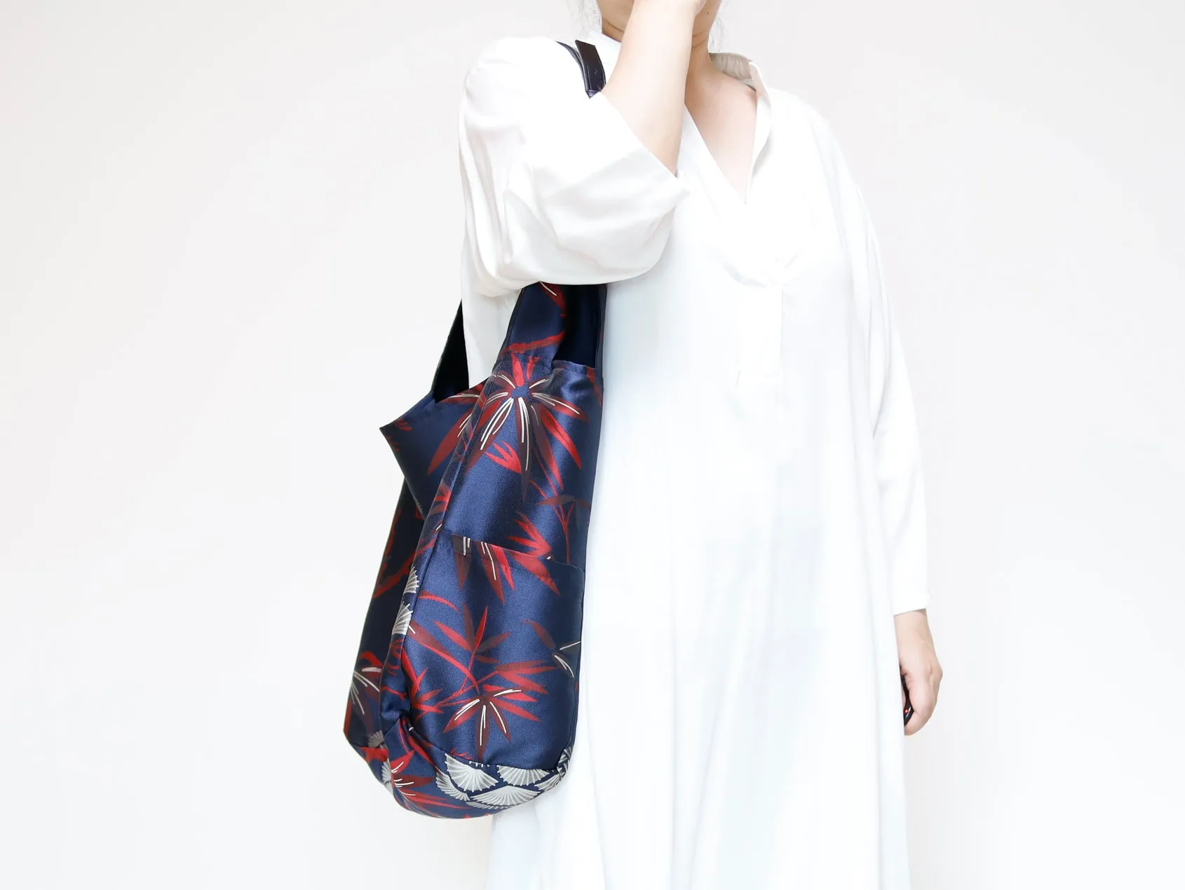 <B04BR>  REGISTAR -KABUKI  RED Tote Bag