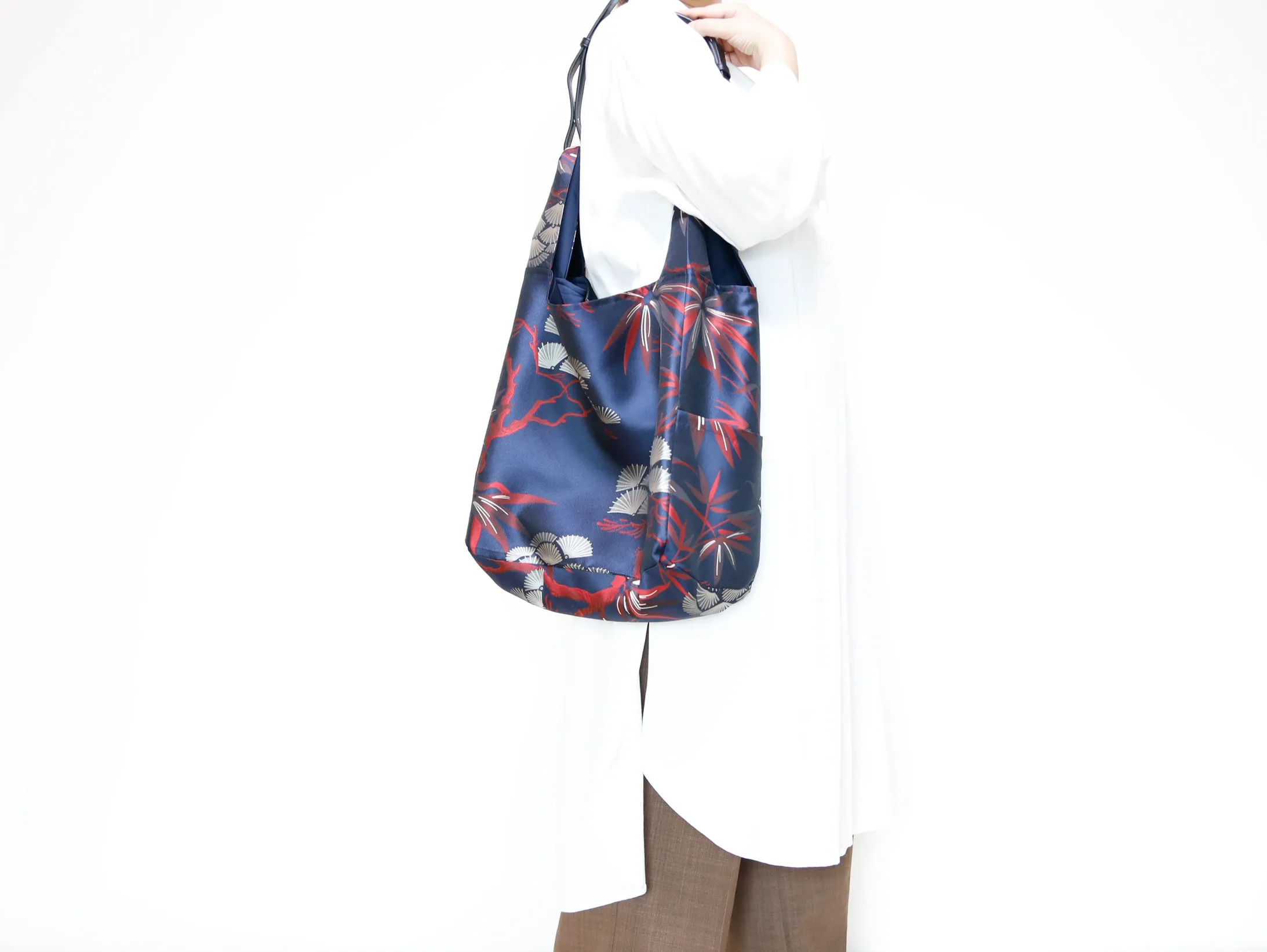 <B04BR>  REGISTAR -KABUKI  RED Tote Bag