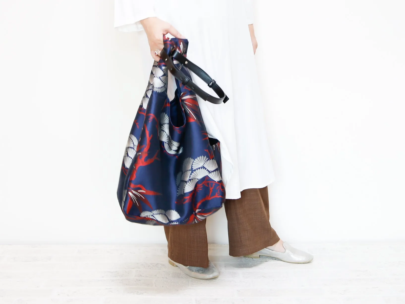 <B04BR>  REGISTAR -KABUKI  RED Tote Bag