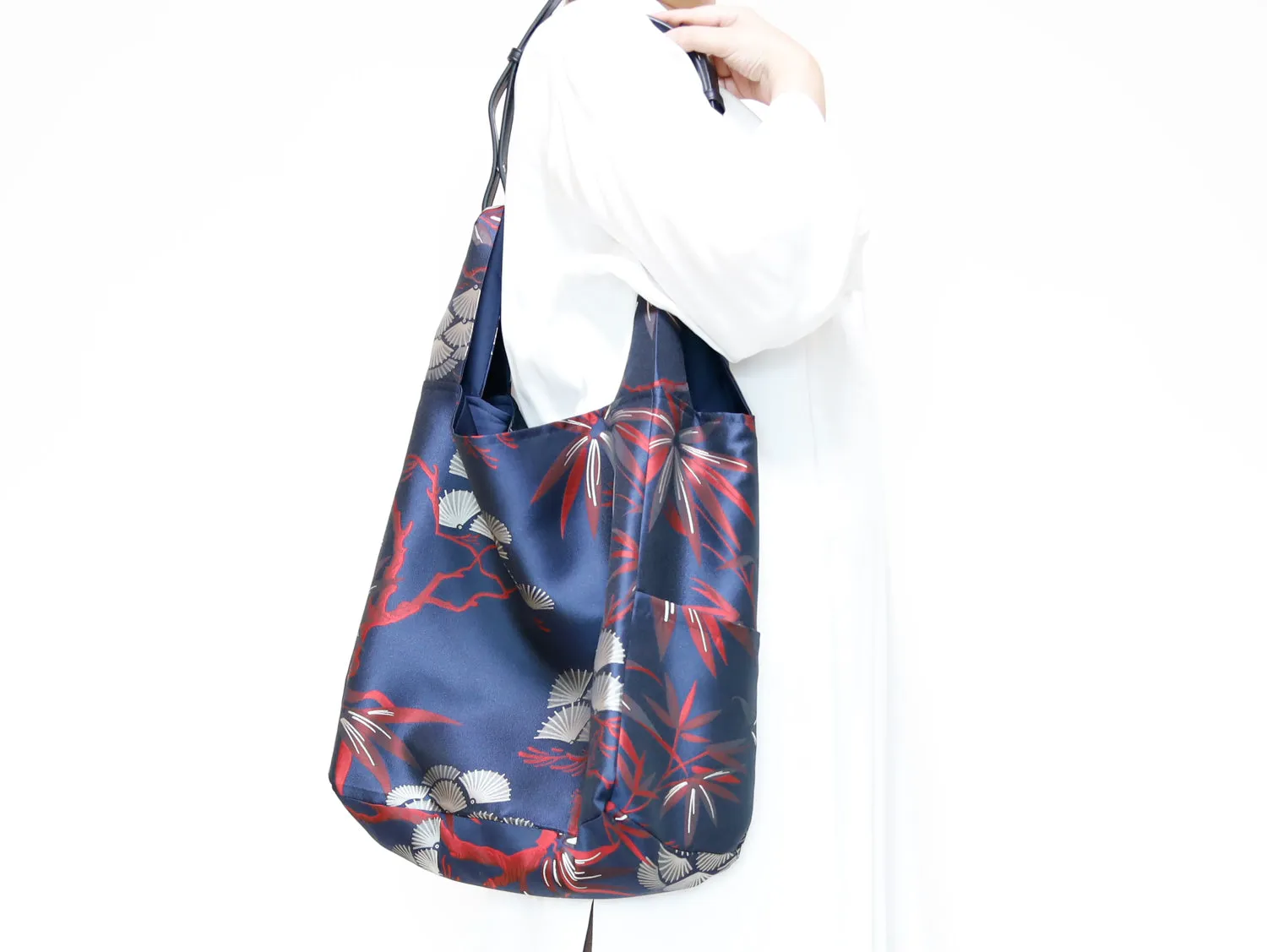 <B04BR>  REGISTAR -KABUKI  RED Tote Bag